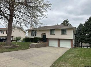 7520 Hayes Cir, Ralston, NE 68127