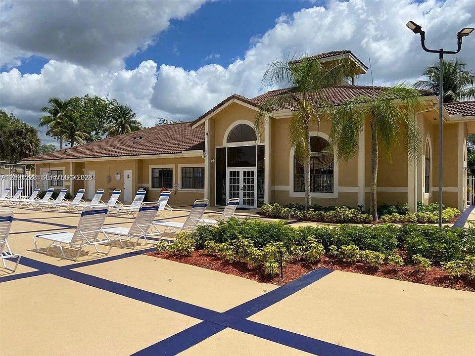450 Palm Cir W #202