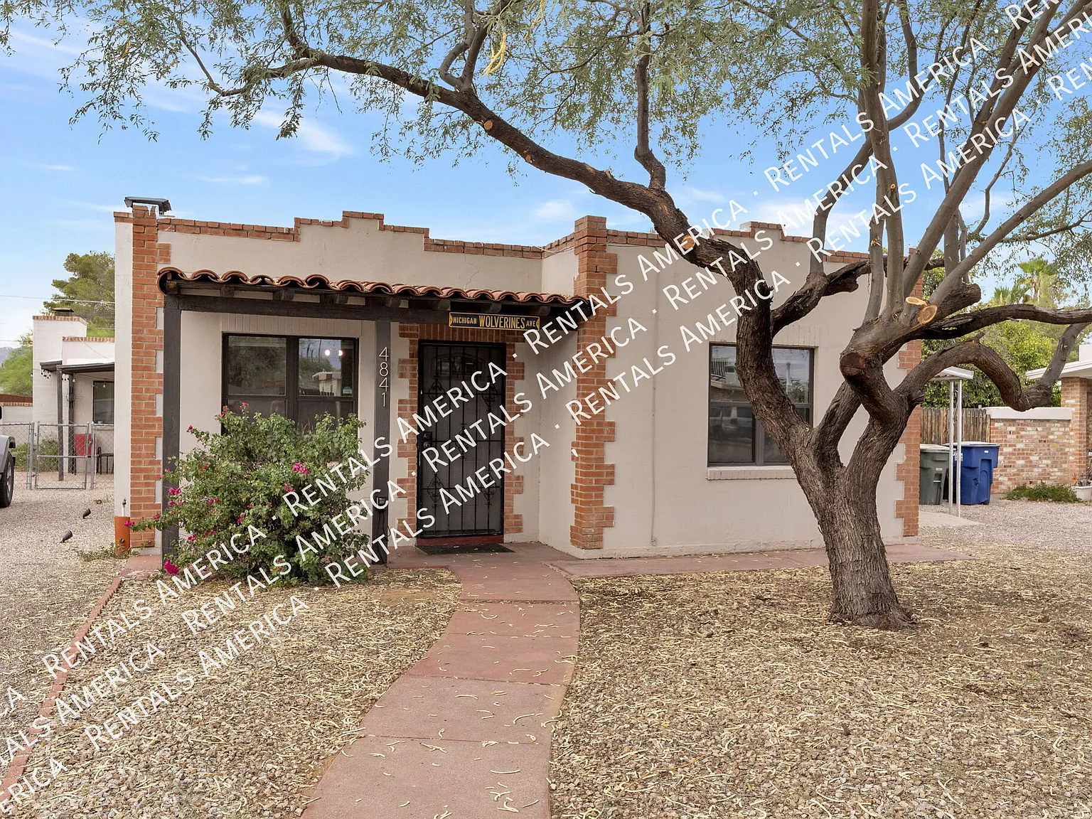 Adorable 3 Bedroom With Large Yard! — Photo 2