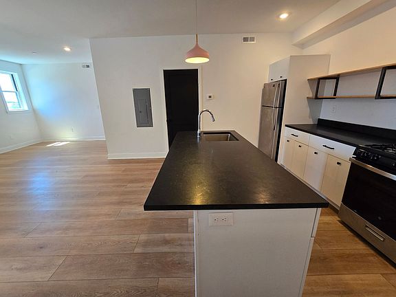 3rd image of 3148-52 Richmond St #8