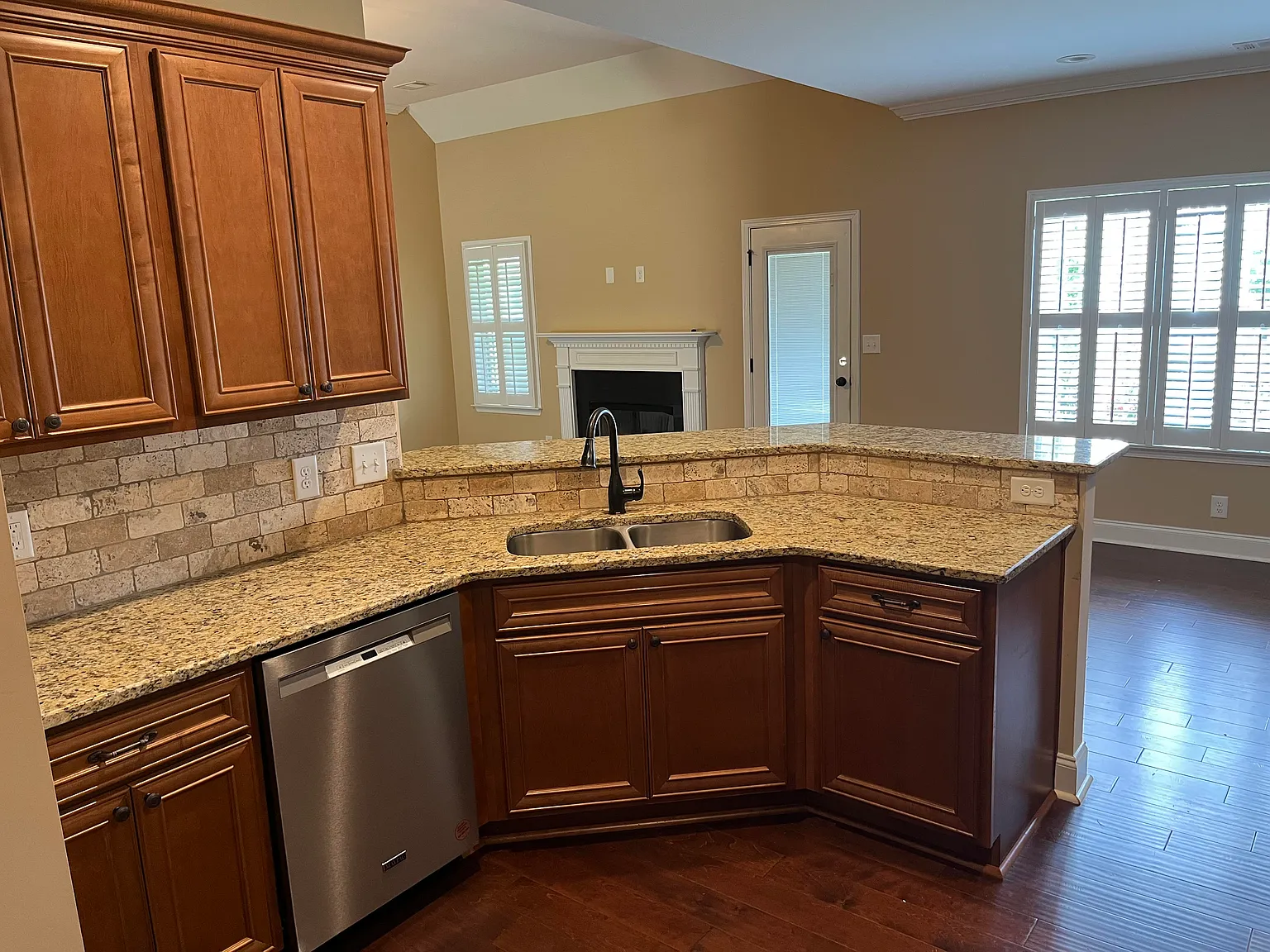 4 bed, 2.5 bath, 1779 sqft, $2,500 — Photo 3