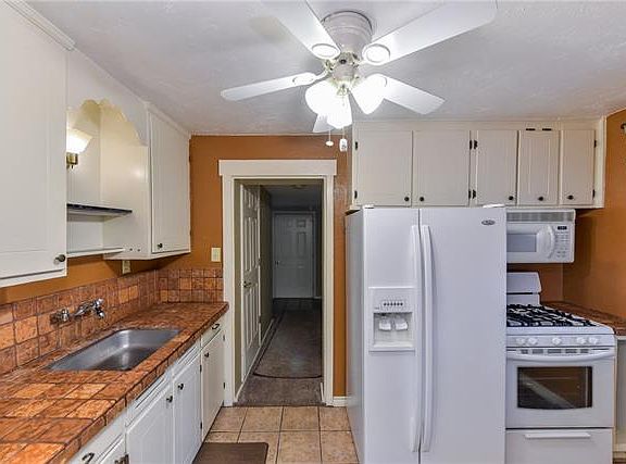 4th image of 2520 Dean Ln