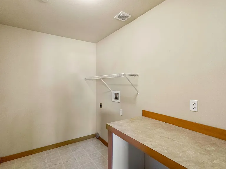 Townhomes/Apartments - 259 Se Ely St — Photo 10