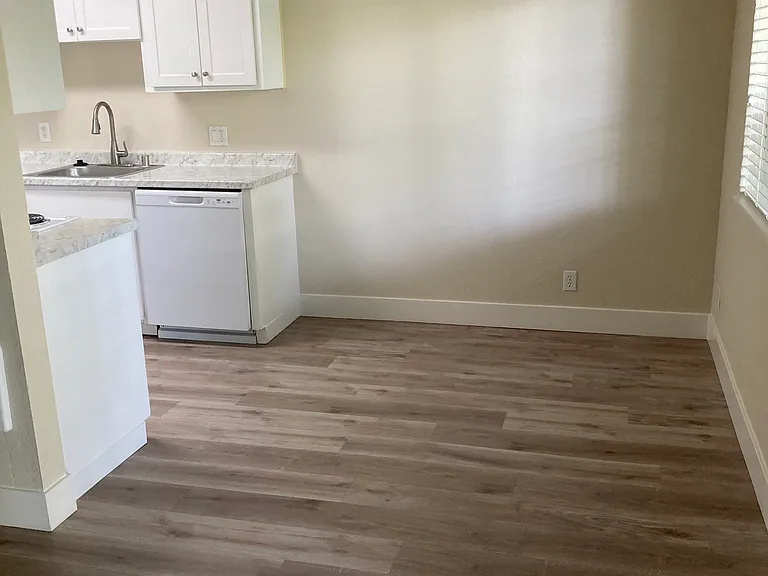 Riverdeck Apartments — Photo 28