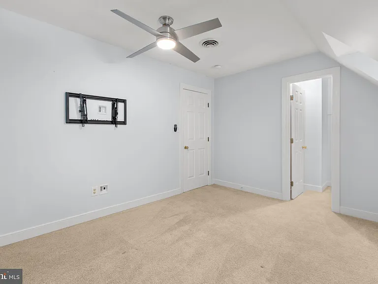 1011 Charles St #C — Photo 36