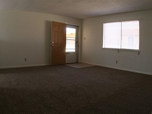 4th image of 1001 N Reid St