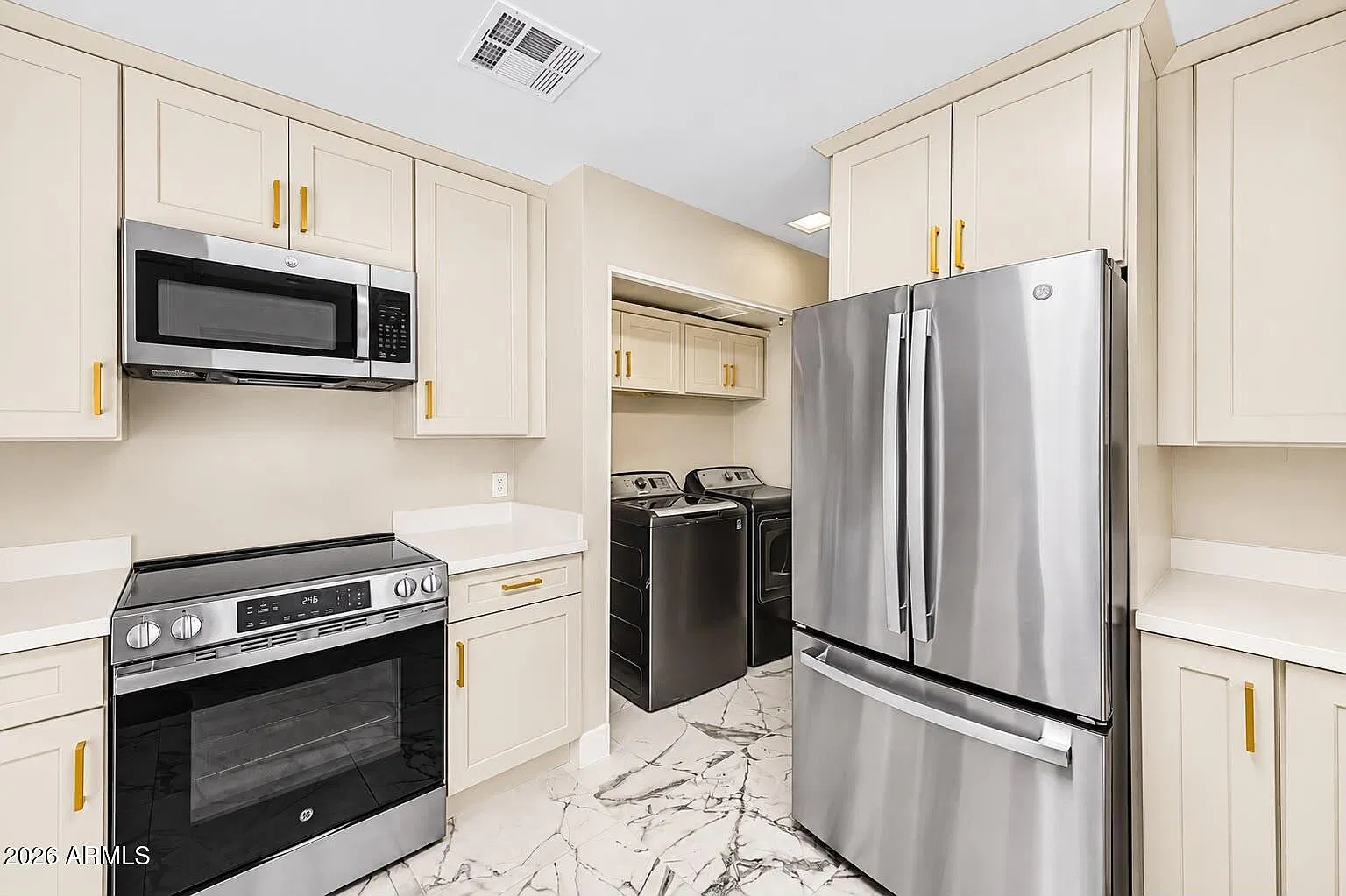 3 bed, 2.0 bath, 1136 sqft, $2,349 — Photo 4
