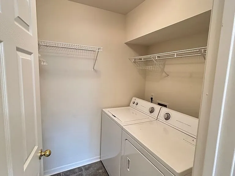 211 Greenbriar Dr — Photo 5