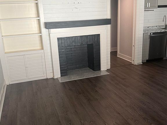 5th image of 207 Bay St