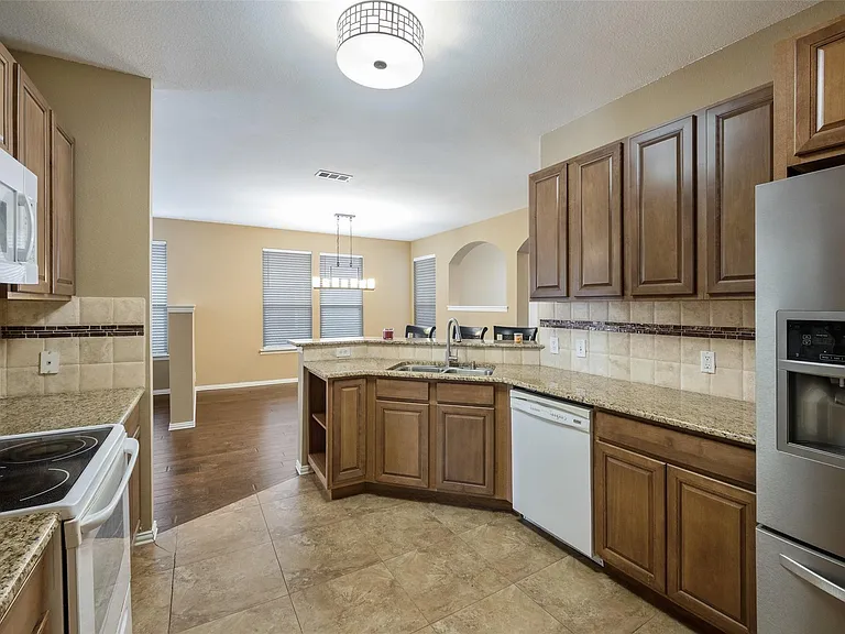 413 Creekside Dr — Photo 6