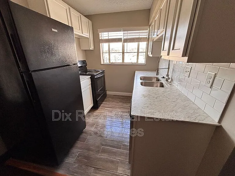 24 E St S #C — Photo 8