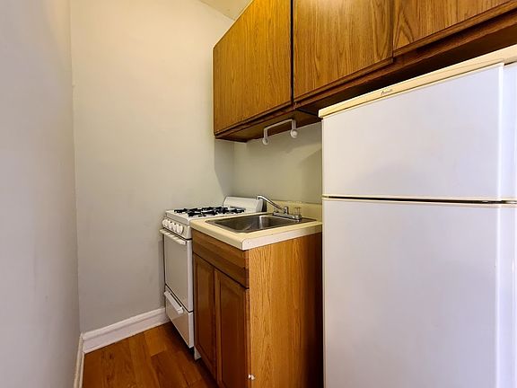 5th image of 2827 N Burling St #2827202