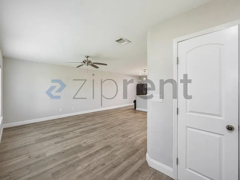 518 E King St — Photo 7