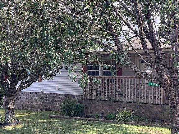 3rd image of 102 Amy Dr