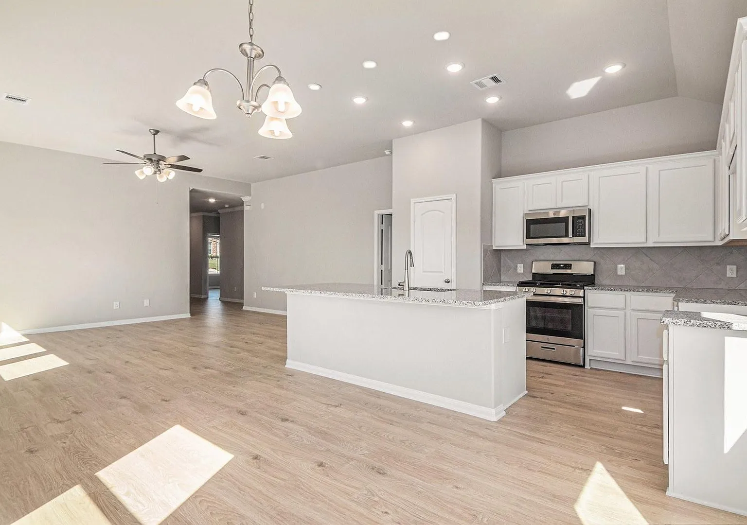 Never Lived In Spacious 4 Bedroom / 1 Story In Willis — Photo 4