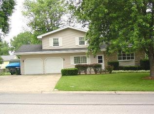 329 Lake Shore Dr, Lindenhurst, IL 60046