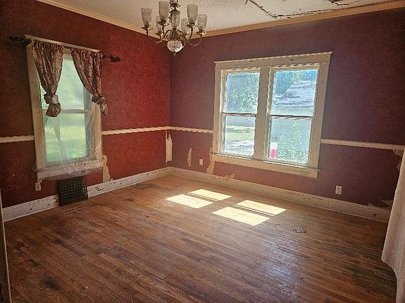 5th image of 107 N Baker St