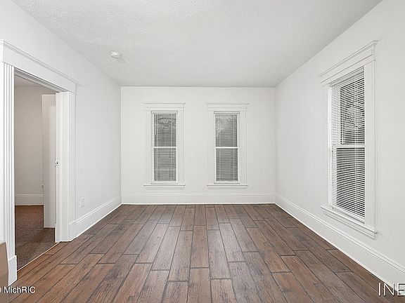 2nd image of 900 Davis Ave NW