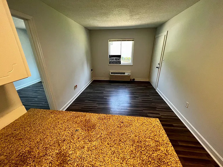 Creekside Apartments — Photo 8