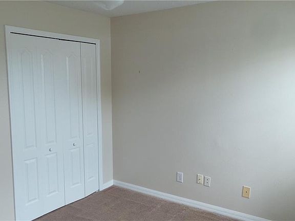 3rd image of 913 Pecan St