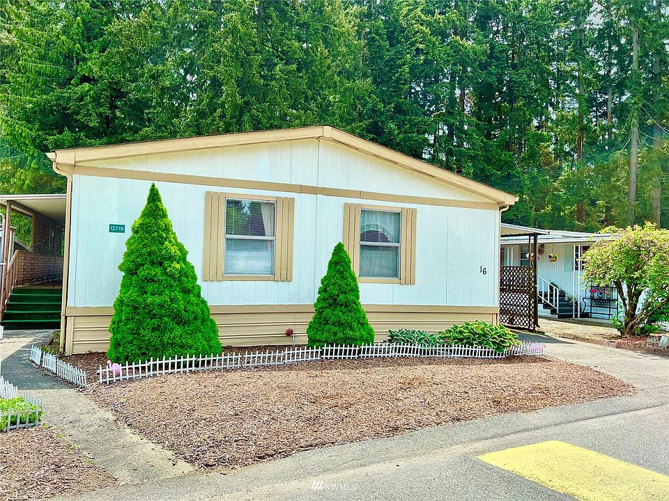 SO pretty! Enjoy the deck & fenced yard, PLUS all the privacy this lot provides!>
