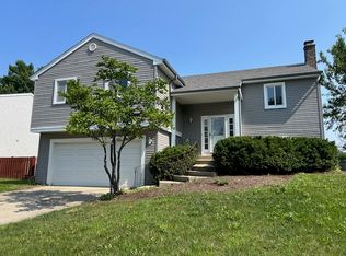 136 Lilac Ln, Buffalo Grove, IL 60089