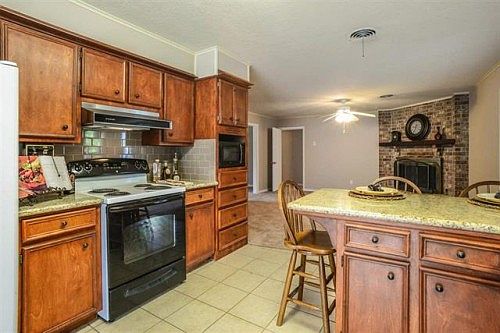 3rd image of 10875 Glen Oaks St