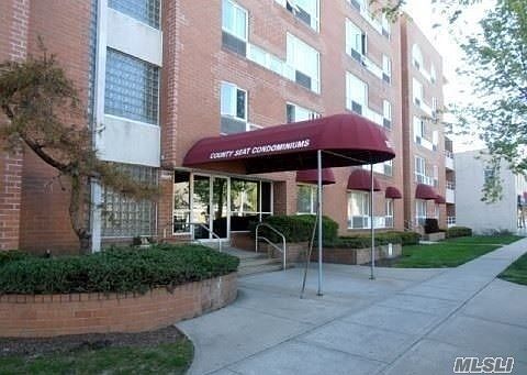 3rd image of 205 Mineola Blvd