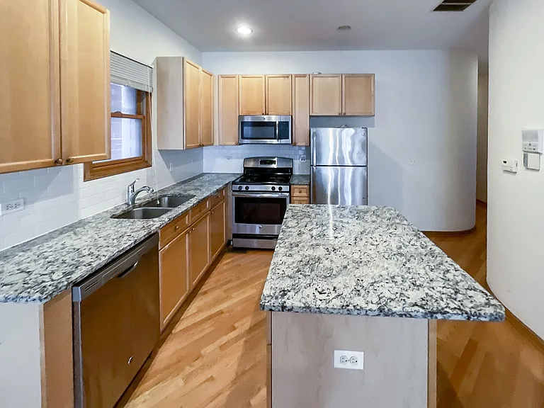 2710 N Wayne Ave — Photo 1