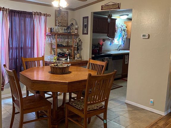 Dining Room 10' x 8'