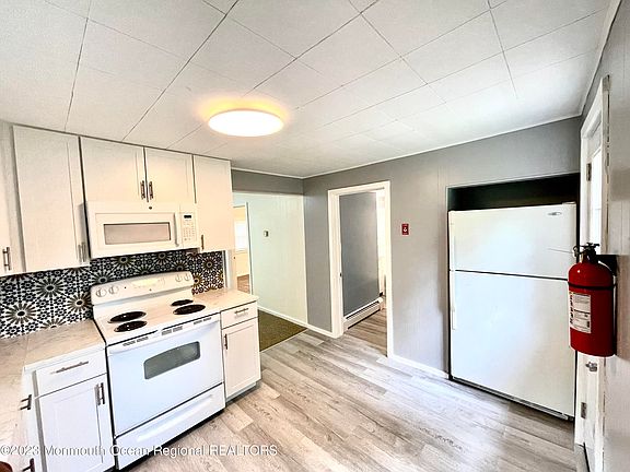 3rd image of 1525 Caroline Ln