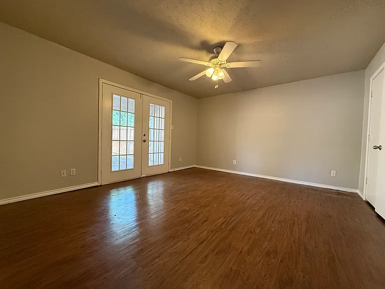 734 Londonderry Ln — Photo 6