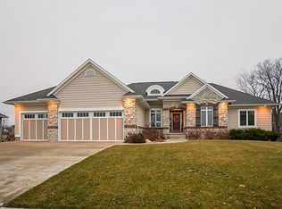 570 Chestnut Dr, Robins, IA 52328