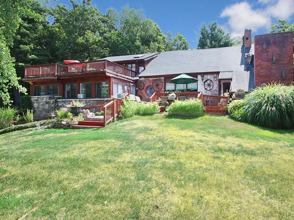 8 Dillon Road, Woodbridge, CT 06525