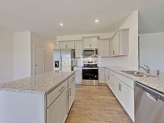 4th image of 142 Gray Willow St