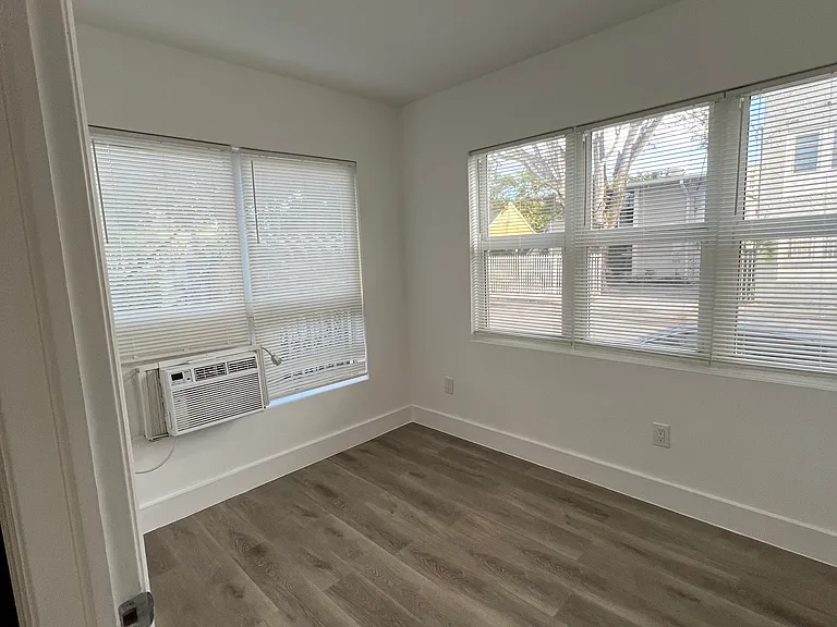 1012 SW 4th St #6 — Photo 5