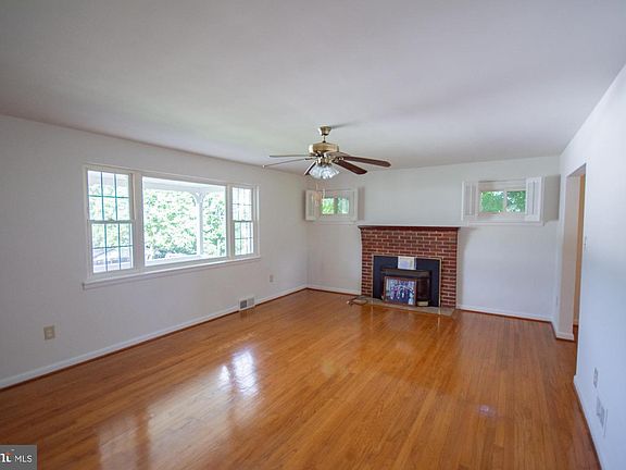 3rd image of 183 Elm St