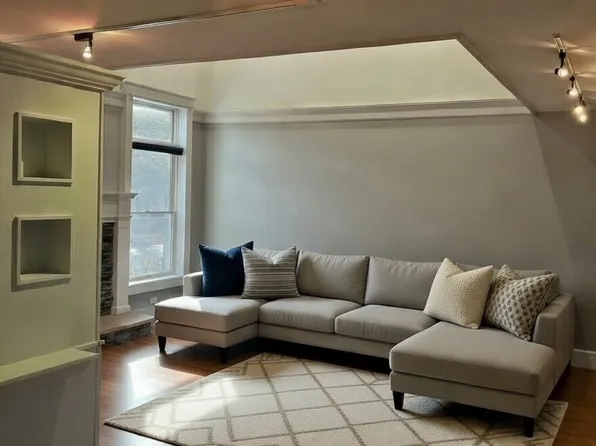 203 Spring Point Dr, Carpentersville, IL 60110