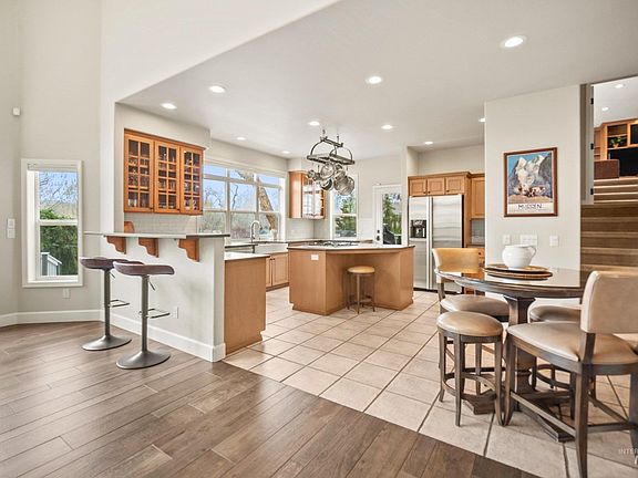 3rd image of 3018 E Parkriver Dr