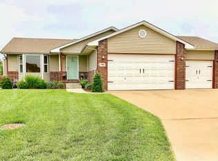 718 Clover Ln, Hesston, KS 67062