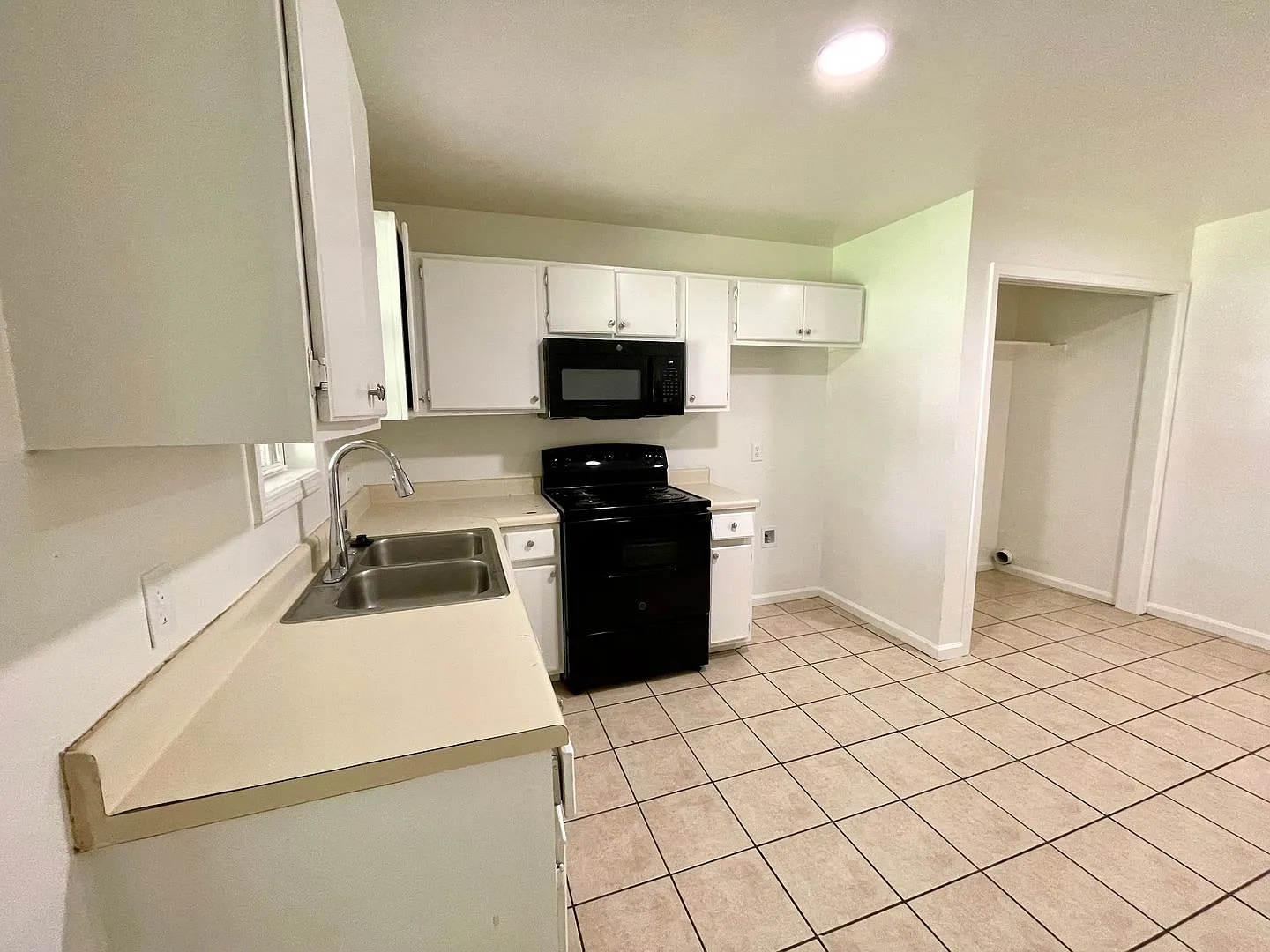 3 Bedroom / 1 Bath in Apartment in Truman Available Now! — Photo 2