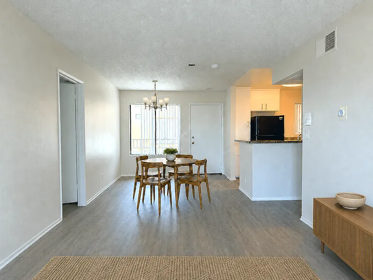 IMT 14227 Vanowen — Photo 7