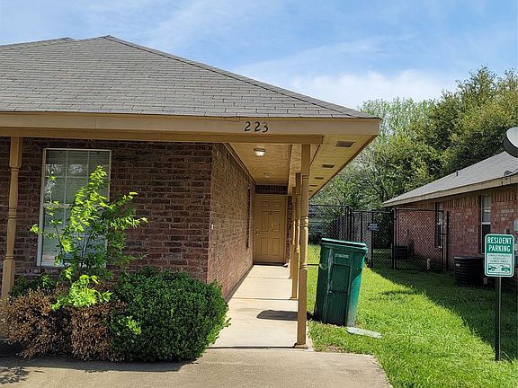 2nd image of 223-225 E Craven Ave