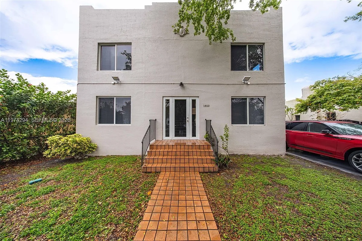 Building Photo - 1853 SW 17th St #3