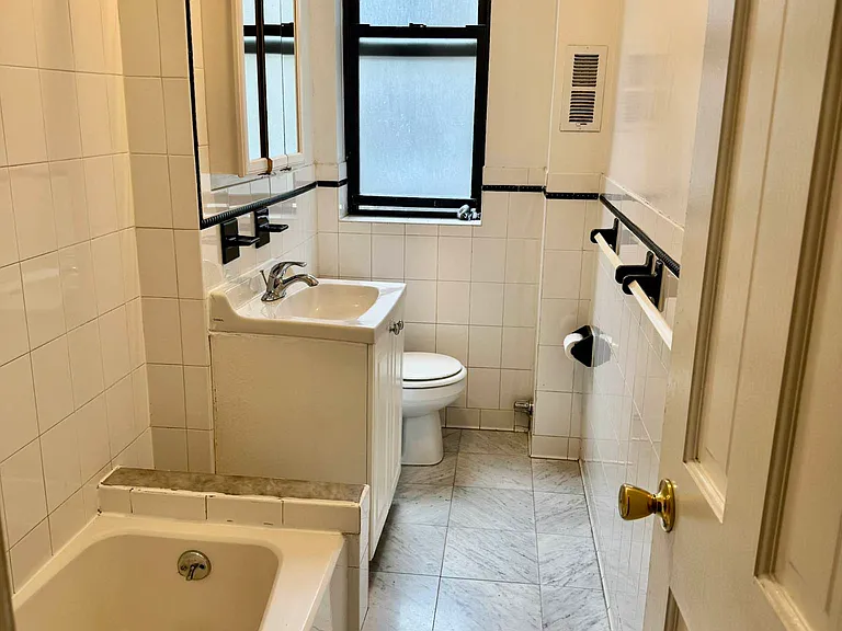 352 W 46th St #3B — Photo 10