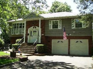 89 Oriole Way, Westbury, NY 11590