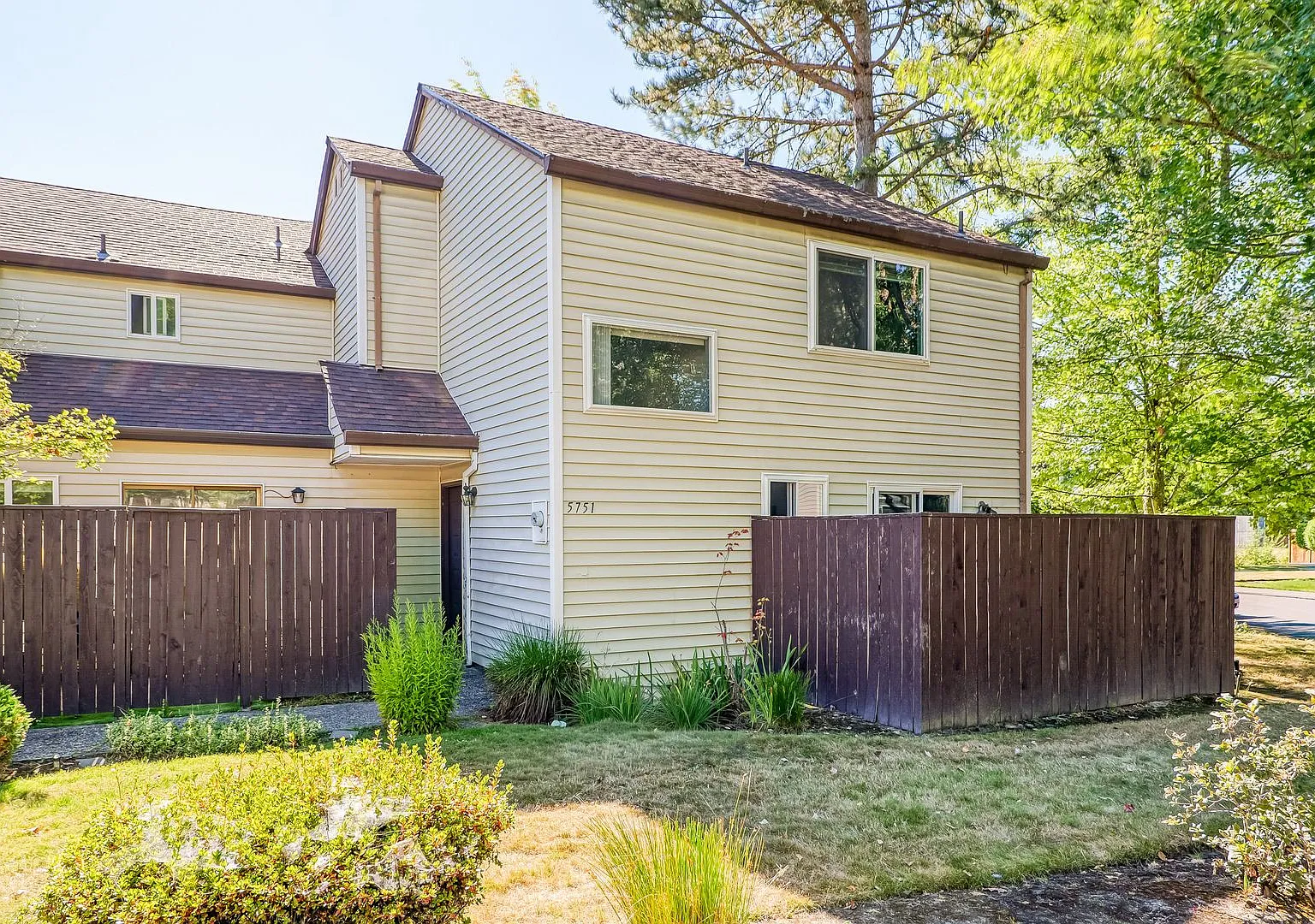 Beautiful 3-Bedroom Townhome in Cross Creek Village — Photo 2