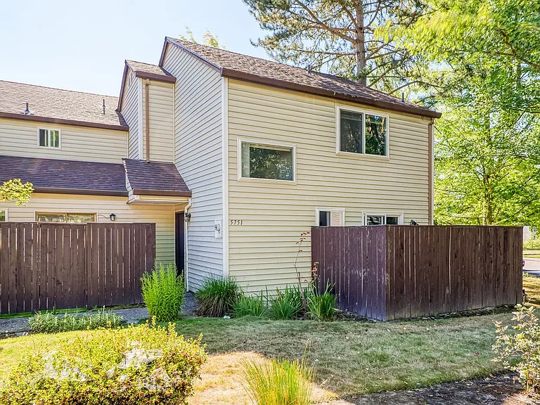 5751 SW 204th Pl — Photo 1