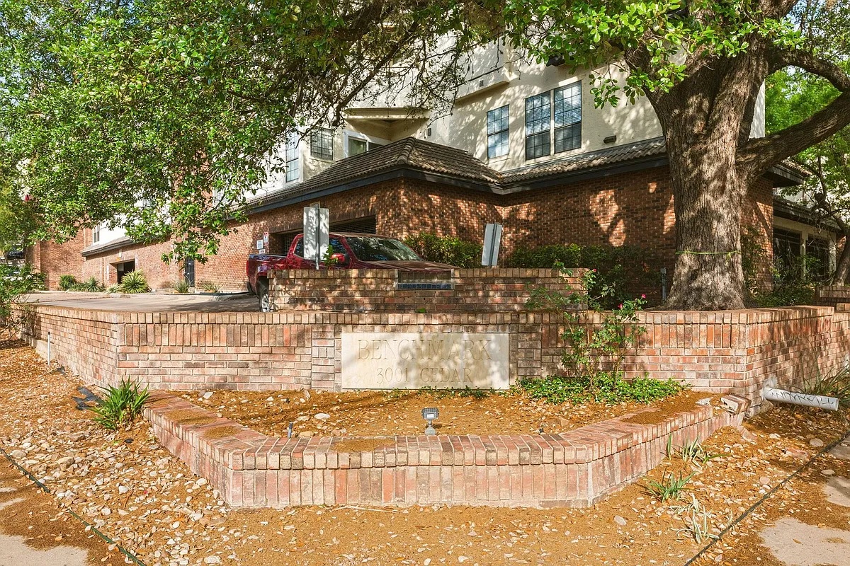 Building Photo - 3001 Cedar St #A-112