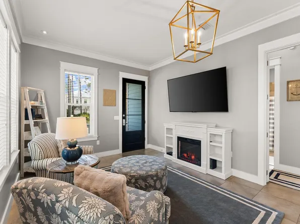 389 Seacrest Dr, Seacrest, FL 32461